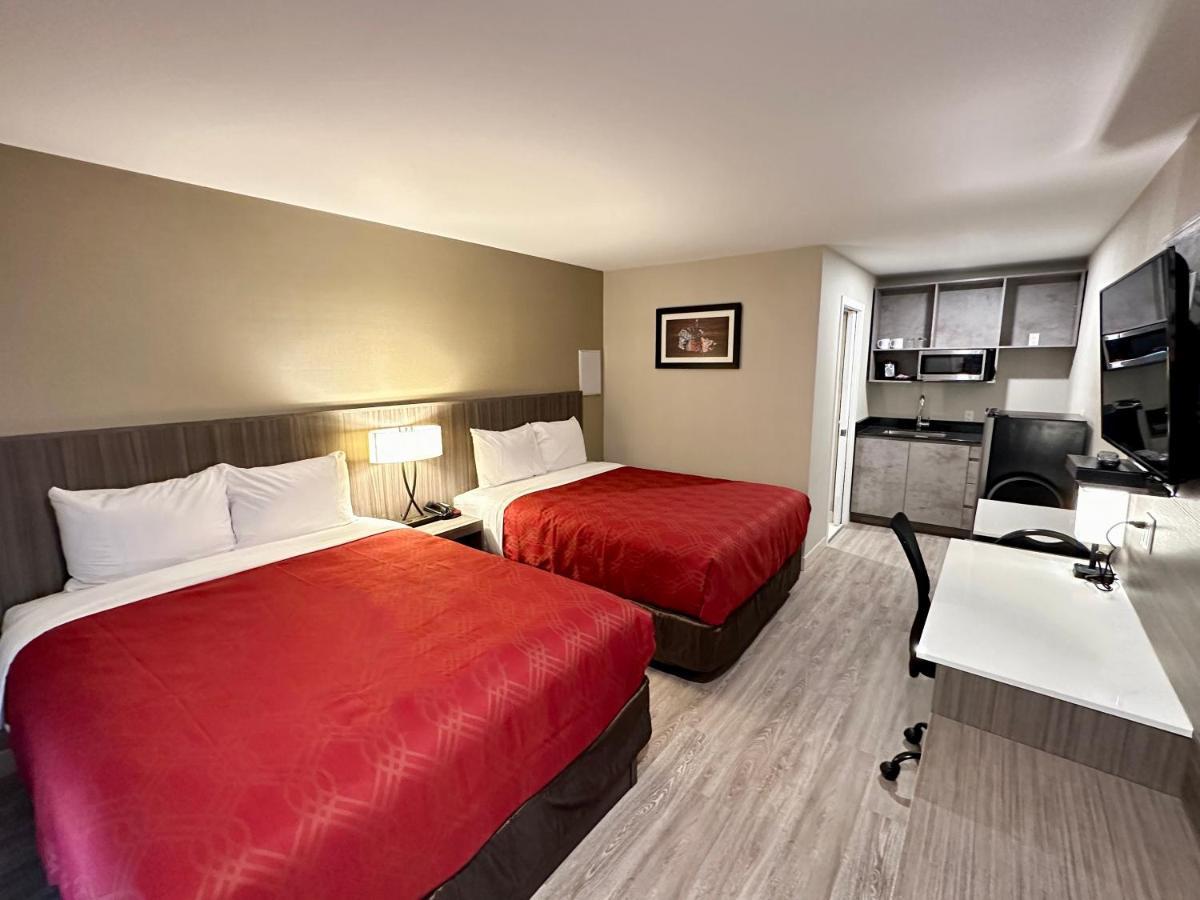 Econo Lodge Inn & Suites Pincher Creek Exterior foto