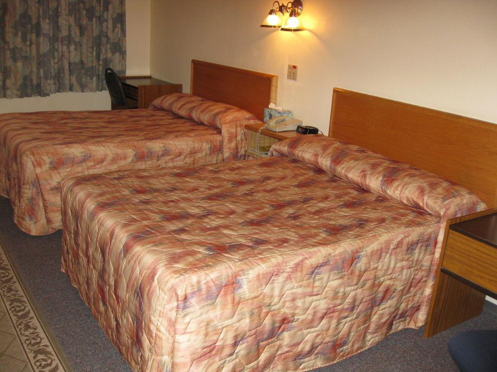 Econo Lodge Inn & Suites Pincher Creek Exterior foto