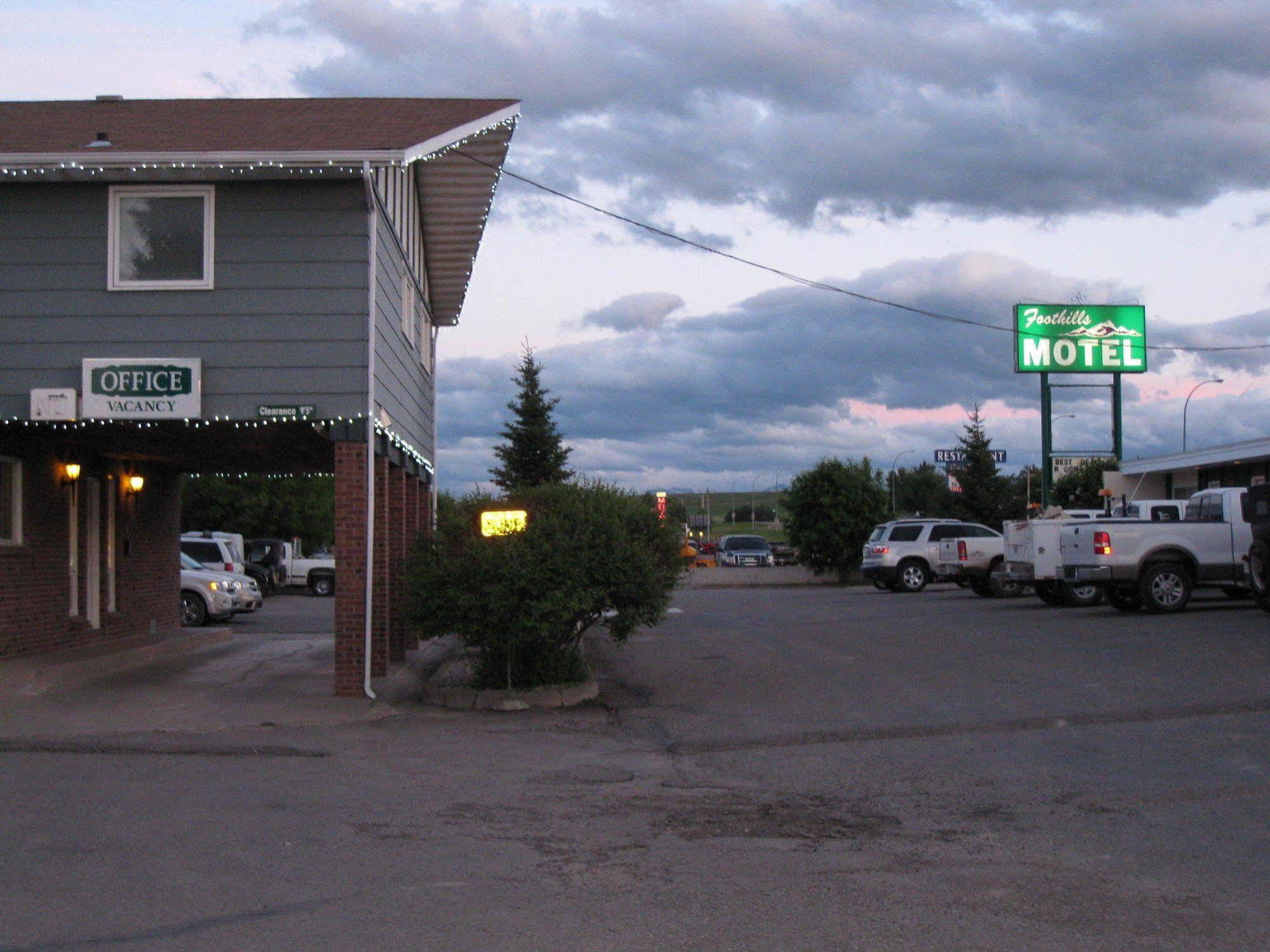 Econo Lodge Inn & Suites Pincher Creek Exterior foto